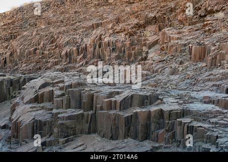 Basaltsäulen, auch Orgelpfeifen genannt, in Twyfelfontein, Damaraland, Namibia sind 120 Millionen Jahre alt Stockfoto