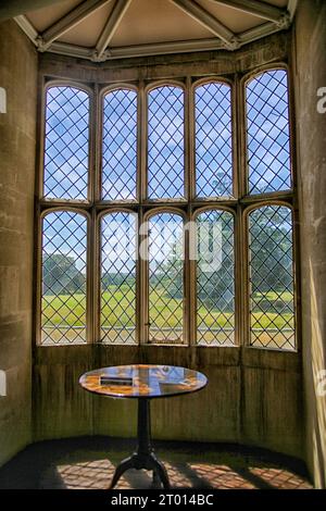 Das berühmte historische Gitterfenster in Lacock Abbey Wiltshire war das Motiv für das erste Foto, das William Henry Fox Talbot 1835 aufgenommen hatte Stockfoto