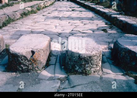 Via Abbondanza - Treppensteine. Archivaufnahme der Ruinen der Gemeinde Pompeji, die durch den Ausbruch des Vesuvs im Jahr 79 n. Chr. zerstört wurden. Archivscan von einem Objektträger. April 1970. Stockfoto