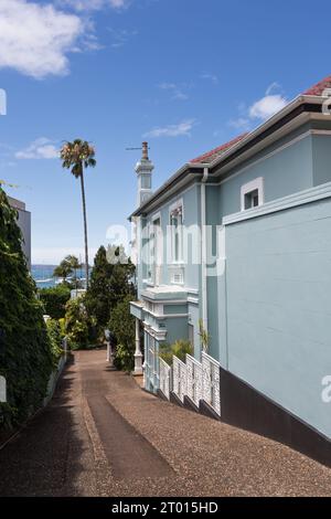 Ein Fußweg, der die Seite eines Luxushauses in Rose Bay, Sydney, hinunterführt. Stockfoto