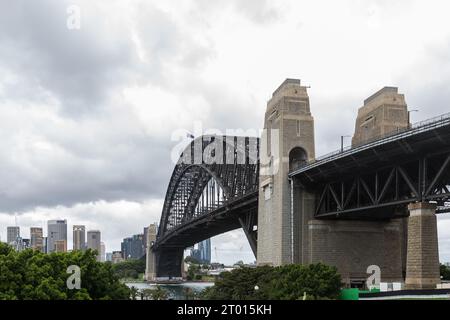 Die Sydney Harbour Bridge von Milsons Point, North Sydney. Stockfoto
