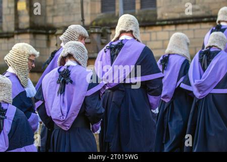 Preston, Lancashire. Oktober 2023. Eine Prozession durch Preston zum Sessions House, wo die Briefe Patent, die die Kommissare von Oyer ersetzten, und Terminer und andere, als das Crown Court die Assizes ersetzte, gelesen wurden. In der Preston Minister Church wurde ein kurzer Gottesdienst abgehalten, an dem der Klerus, der Select Vestry, der Lord Lieutenant, Richter und Blockflöten, Ehrenfreifriemen und Ehrenrat in zeremonieller Kleidung teilnahmen. Credit; MediaWorldImages/AlamyLiveNews Stockfoto