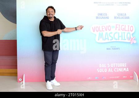 Enrico Brignano beim Photocall zu Kinofilm Volevo un figlio Maschio im eridien Visconti Hotel. Rom, 02.10.2023 *** Enrico Brignano beim Fotobesuch für den Kinofilm Volevo un figlio Maschio im eridien Visconti Hotel Rom, 02 10 2023 Foto:XA.XM.xTinghinox/xFuturexImagex volvevo 3001 Credit: Imago/Alamy Live News Stockfoto