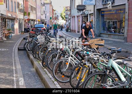 Radverkehr Altstadt Freiburg, 26.09.2023: Vorrang für Straßenbahn ÖPNV und Radverkehr in der Innenstadt. Radfahrer und Fahrradabstellplätze in der Altstadt. Links daneben die leeren Bächle. Freiburg im Breisgau Innenstadt Baden-Württemberg Deutschland *** Fahrradverkehr Altstadt Freiburg, 26 09 2023 Priorität für Straßenbahnen und Radverkehr in der Innenstadt Radfahrer und Fahrradparkplätze in der Altstadt links die leeren Bäche Freiburg im Breisgau Stadtzentrum Baden Württemberg Deutschland Gutschrift: Imago/Alamy Live News Stockfoto