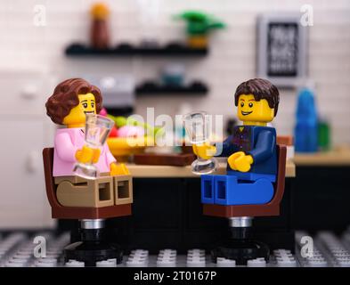 Tambow, Russische Föderation - 22. Juni 2023 Ein Lego-Paar sitzt hinter dem Tisch und trinkt zu Hause Wein Stockfoto