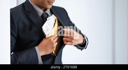 Geschäftsmann Aktentasche Dokumentumschlag mit Dollarscheine auf weißem Hintergrund. Geschäftsmann, der illegales Geheimgeld in seine Jacke steckt Stockfoto