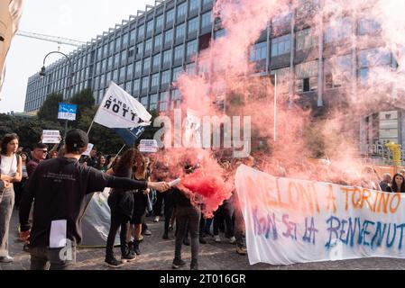 Turin, Turin, Italien. Oktober 2023. Italienische Studenten konfrontieren die Polizei beim Protest gegen die Ankunft der italienischen Premierministerin Giorgia Meloni in Turin anlässlich des Festivals „Italia delle Regioni“ (Credit Image: © Matteo SECCI/ZUMA Press Wire/Alamy Live News) NUR REDAKTIONELLE VERWENDUNG! Nicht für kommerzielle ZWECKE! Quelle: ZUMA Press, Inc./Alamy Live News Stockfoto