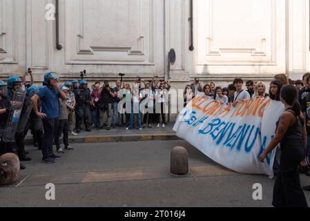 Turin, Turin, Italien. Oktober 2023. Italienische Studenten konfrontieren die Polizei beim Protest gegen die Ankunft der italienischen Premierministerin Giorgia Meloni in Turin anlässlich des Festivals „Italia delle Regioni“ (Credit Image: © Matteo SECCI/ZUMA Press Wire/Alamy Live News) NUR REDAKTIONELLE VERWENDUNG! Nicht für kommerzielle ZWECKE! Quelle: ZUMA Press, Inc./Alamy Live News Stockfoto