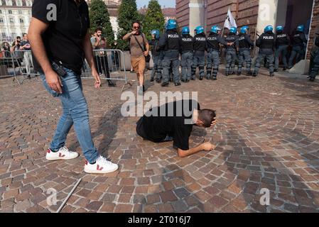 Turin, Turin, Italien. Oktober 2023. Italienische Studenten konfrontieren die Polizei beim Protest gegen die Ankunft der italienischen Premierministerin Giorgia Meloni in Turin anlässlich des Festivals „Italia delle Regioni“ (Credit Image: © Matteo SECCI/ZUMA Press Wire/Alamy Live News) NUR REDAKTIONELLE VERWENDUNG! Nicht für kommerzielle ZWECKE! Quelle: ZUMA Press, Inc./Alamy Live News Stockfoto