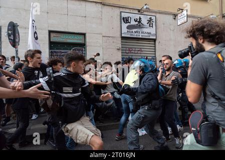 Turin, Turin, Italien. Oktober 2023. Italienische Studenten konfrontieren die Polizei beim Protest gegen die Ankunft der italienischen Premierministerin Giorgia Meloni in Turin anlässlich des Festivals „Italia delle Regioni“ (Credit Image: © Matteo SECCI/ZUMA Press Wire/Alamy Live News) NUR REDAKTIONELLE VERWENDUNG! Nicht für kommerzielle ZWECKE! Quelle: ZUMA Press, Inc./Alamy Live News Stockfoto