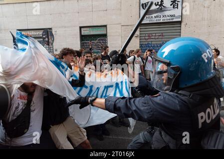 Turin, Turin, Italien. Oktober 2023. Italienische Studenten konfrontieren die Polizei beim Protest gegen die Ankunft der italienischen Premierministerin Giorgia Meloni in Turin anlässlich des Festivals „Italia delle Regioni“ (Credit Image: © Matteo SECCI/ZUMA Press Wire/Alamy Live News) NUR REDAKTIONELLE VERWENDUNG! Nicht für kommerzielle ZWECKE! Quelle: ZUMA Press, Inc./Alamy Live News Stockfoto