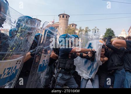 Turin, Turin, Italien. Oktober 2023. Italienische Studenten konfrontieren die Polizei beim Protest gegen die Ankunft der italienischen Premierministerin Giorgia Meloni in Turin anlässlich des Festivals „Italia delle Regioni“ (Credit Image: © Matteo SECCI/ZUMA Press Wire/Alamy Live News) NUR REDAKTIONELLE VERWENDUNG! Nicht für kommerzielle ZWECKE! Quelle: ZUMA Press, Inc./Alamy Live News Stockfoto