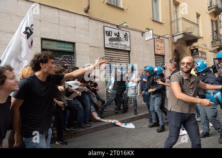 Turin, Turin, Italien. Oktober 2023. Italienische Studenten konfrontieren die Polizei beim Protest gegen die Ankunft der italienischen Premierministerin Giorgia Meloni in Turin anlässlich des Festivals „Italia delle Regioni“ (Credit Image: © Matteo SECCI/ZUMA Press Wire/Alamy Live News) NUR REDAKTIONELLE VERWENDUNG! Nicht für kommerzielle ZWECKE! Quelle: ZUMA Press, Inc./Alamy Live News Stockfoto