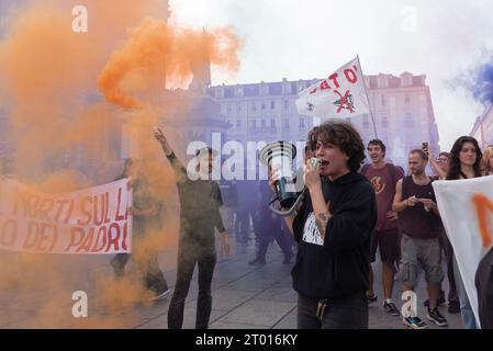 Turin, Turin, Italien. Oktober 2023. Italienische Studenten konfrontieren die Polizei beim Protest gegen die Ankunft der italienischen Premierministerin Giorgia Meloni in Turin anlässlich des Festivals „Italia delle Regioni“ (Credit Image: © Matteo SECCI/ZUMA Press Wire/Alamy Live News) NUR REDAKTIONELLE VERWENDUNG! Nicht für kommerzielle ZWECKE! Quelle: ZUMA Press, Inc./Alamy Live News Stockfoto