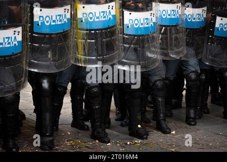 Turin, Turin, Italien. Oktober 2023. Italienische Studenten konfrontieren die Polizei beim Protest gegen die Ankunft der italienischen Premierministerin Giorgia Meloni in Turin anlässlich des Festivals „Italia delle Regioni“ (Credit Image: © Matteo SECCI/ZUMA Press Wire/Alamy Live News) NUR REDAKTIONELLE VERWENDUNG! Nicht für kommerzielle ZWECKE! Quelle: ZUMA Press, Inc./Alamy Live News Stockfoto