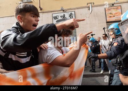 Turin, Turin, Italien. Oktober 2023. Italienische Studenten konfrontieren die Polizei beim Protest gegen die Ankunft der italienischen Premierministerin Giorgia Meloni in Turin anlässlich des Festivals „Italia delle Regioni“ (Credit Image: © Matteo SECCI/ZUMA Press Wire/Alamy Live News) NUR REDAKTIONELLE VERWENDUNG! Nicht für kommerzielle ZWECKE! Quelle: ZUMA Press, Inc./Alamy Live News Stockfoto