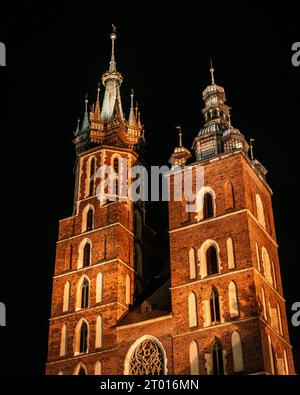 St. Marys Basilika bei Nacht in Kraków, Polen Stockfoto