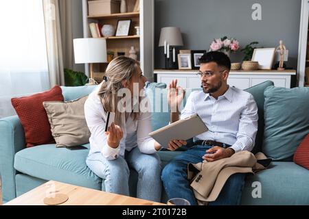 Ehemann und Ehefrau streiten sich über das Ausgeben von Geld beim Online-Shopping mit Bankkreditkarten. Finanzkrise in der jungen Familie. Beziehungsdi Stockfoto