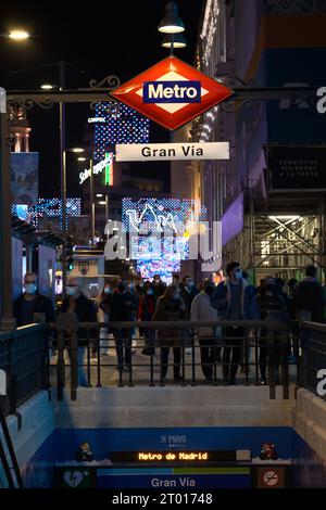 An Bord der Gran Via U-Bahn-Station laufen Leute um die U-Bahn-Station Stockfoto