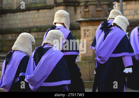 Preston, Lancashire. Oktober 2023. Eine Prozession durch Preston zum Sessions House, wo die Briefe Patent, die die Kommissare von Oyer ersetzten, und Terminer und andere, als das Crown Court die Assizes ersetzte, gelesen wurden. In der Preston Minister Church wurde ein kurzer Gottesdienst abgehalten, an dem der Klerus, der Select Vestry, der Lord Lieutenant, Richter und Blockflöten, Ehrenfreifriemen und Ehrenrat in zeremonieller Kleidung teilnahmen. Credit; MediaWorldImages/AlamyLiveNews Stockfoto