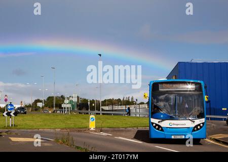 Lokaler Exeter Stagecoach Bus im Kreisverkehr für Digby und Ikea ins Stadtzentrum, vor Regenbogen am Himmel und Ikea Gebäude im Hintergrund Stockfoto