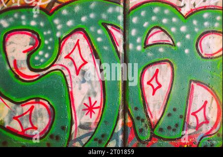 Urban Graffiti am Monbijoupark Tunnel. Berlin, Deutschland. Bild auf analogem, altem Kodak Film. Stockfoto