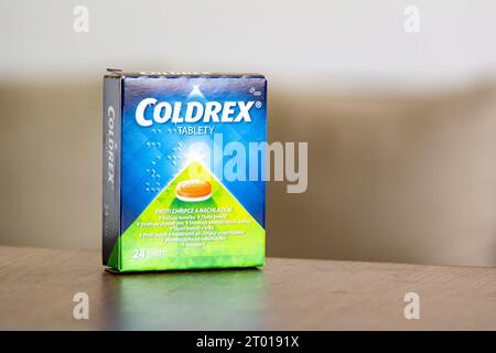 OSTRAVA, TSCHECHISCHE REPUBLIK - 21. JUNI 2023: Coldrex Tabletten gegen Grippe, Erkältung und andere Krankheiten Stockfoto