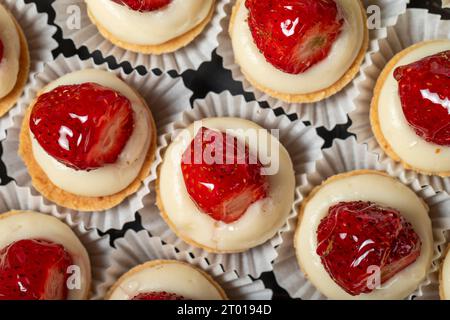 Obsttörtchen. Bananen-, Kiwi- und Erdbeertörtchen auf weißem Hintergrund. Stockfoto