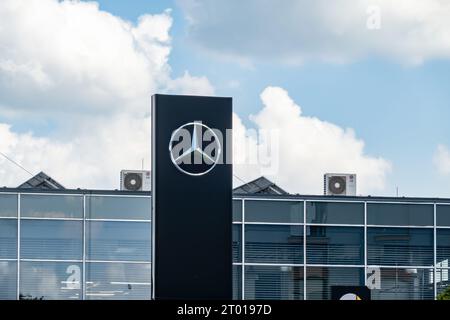 OSTRAVA, TSCHECHISCHE REPUBLIK - 10. AUGUST 2023: Banner des Mercedes-Benz Autohauses in Ostrava mit einem Logo des Herstellers Stockfoto