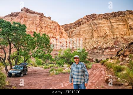 Camper, hinter dem Reef Road, Uferzone am Eingang zum Chute Canyon, Felsformationen am San Rafael Reef, Little Ocean Draw Wilderness, Utah, USA Stockfoto