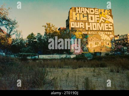 Riesiger Aktivist: "Hände unserer Häuser" Graffiti an der Seite eines Wohnhauses in der Kopernicker Straße, berlin. Es zeigt einen gewissen Aktivismus und Widerstand in der Stadt gegen die Gentrifizierung der Nachbarschaft und den Aufstieg von Immobilienmaklern, die viele Profite machen. Bild auf analogem, altem Kodak-Film. Stockfoto