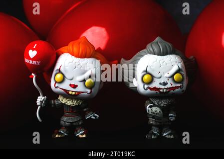 Funko POP Vinyl Figuren von Pennywise mit Ballons aus dem Film IT. Illustratives Editorial der Funko Pop Actionfigur Stockfoto