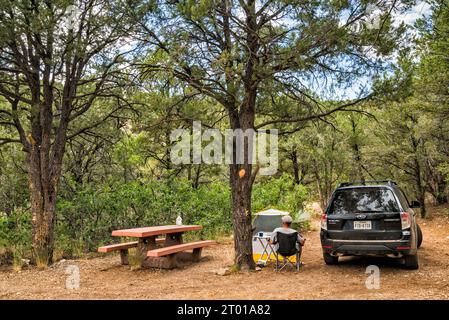 Camper auf dem Campingplatz Indian Hollow Campground, Kaibab National Forest, in der Nähe von Little Saddle am Nordrand des Grand Canyon, Arizona, USA Stockfoto