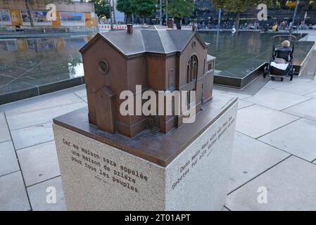 Synagogenplatz Freiburg, 28.09.2023: Modell der alten Synagoge. Dahinter Wasserfläche auf dem Grundriss der alten Synagoge. Eingravierter Sinnspruch: Denn mein Haus wird ein Haus des Gebetes für alle Völker genannt werden. Freiburg im Breisgau Synagogenplatz Baden-Württemberg Deutschland *** Synagogenplatz Freiburg, 28 09 2023 Modell der alten Synagoge hinter der Wasseroberfläche auf dem Grundriss der alten Synagoge eingraviertes Motto für mein Haus soll ein Gebetshaus für alle Nationen genannt werden Freiburg im Breisgau Synagogenplatz Baden-Württemberg Deutschland Credit: Imago/Alamy Live News Stockfoto