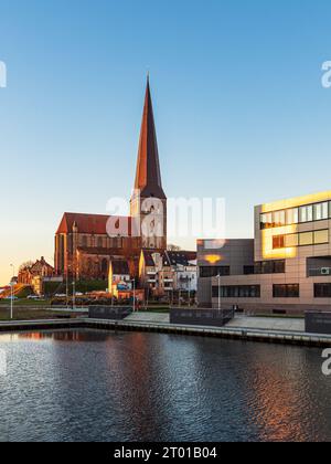 Vormittagszeit am Stadthafen am Warnow in der hansestadt Rostock, Deutschland. Stockfoto