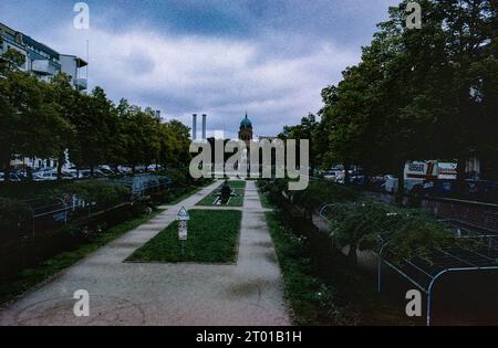 Die ehemalige Tote Zone der Berliner Mauer, die durch ein Kreuzberger Viertel verläuft, wurde heute in einen Stadtpark umgewandelt, in dem man frei spazieren und spazieren gehen kann. Berlin, Deutschland. Bild auf analogem, altem Kodak Film. Stockfoto