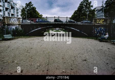 Die ehemalige Tote Zone der Berliner Mauer, die durch ein Kreuzberger Viertel verläuft, wurde heute in einen Stadtpark umgewandelt, in dem man frei spazieren und spazieren gehen kann. Berlin, Deutschland. Bild auf analogem, altem Kodak Film. Stockfoto