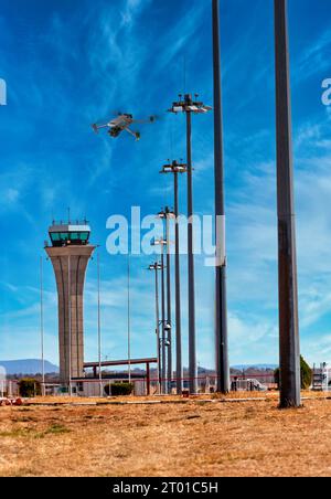 Drohne fliegt in einer Sperrzone am Flughafenterminal in der Nähe des Kontrollturms, gesetzlich verboten Stockfoto