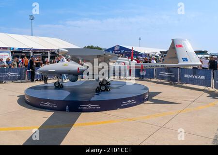 Ankara, Türkei - 2. September 2023: Die Bayraktar TB2 ist ein unbemanntes Kampffahrzeug (UCAV) in mittlerer Höhe, das remo unterstützt Stockfoto