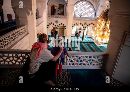 Berlin, Deutschland. Oktober 2023. Besucher der Sehetlik-Moschee am Columbiadamm sehen sich das Gebäude am Tag der offenen Moschee an. Der Tag der offenen Moschee wird jährlich am Tag der Deutschen Einheit gefeiert. Quelle: Fabian Sommer/dpa/Alamy Live News Stockfoto