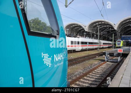 Erixx Akkuzug das Bahnunternehmen Erixx nimmt den Betrieb auf der Strecke Kiel-Hauptbahnhof nach Kiel-Oppendorf mit hochmodernen Akkuzügen auf. Kiel Schleswig-Holstein Deutschland fpr-akkuzug-1105 *** Erixx Akkumulatorzug die Eisenbahngesellschaft Erixx nimmt den Betrieb auf der Strecke Kiel Hauptbahnhof nach Kiel Oppendorf mit hochmodernen Akkumulatorzügen Kiel Schleswig Holstein Deutschland fpr Akkumulatorzug 1105 auf Stockfoto