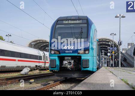 Erixx Akkuzug das Bahnunternehmen Erixx nimmt den Betrieb auf der Strecke Kiel-Hauptbahnhof nach Kiel-Oppendorf mit hochmodernen Akkuzügen auf. Kiel Schleswig-Holstein Deutschland fpr-akkuzug-1097 *** Erixx Akkumulatorzug die Eisenbahngesellschaft Erixx nimmt den Betrieb auf der Strecke Kiel Hauptbahnhof nach Kiel Oppendorf mit hochmodernen Akkumulatorzügen Kiel Schleswig Holstein Deutschland fpr Akkumulatorzug 1097 auf Stockfoto