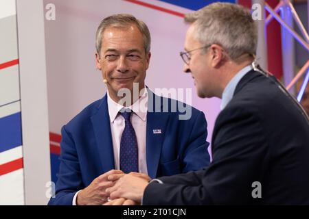 Manchester, Großbritannien. Manchester, Großbritannien. Oktober 2023. Nigel Farage interviewte in GB News. Am dritten Tag der konservativen Konferenz zeigten sowohl Nigel Farage als auch Priti Patel ihre Gesichter, obwohl das Partyvideo auf X (Twitter) erschien. Auch Tausende schlossen sich dem BMA-Protest am St. Peters Square Manchester an, gleich außerhalb des Konferenzbereichs. Zu den Demonstranten gehörten auch Anti-Dachs-Keulungen und Karikaturen von Rishi Sunak, Liz Truss und Ministern. Manchester. Quelle: GaryRobertsphotography/Alamy Live News Stockfoto