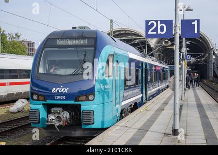 Erixx Akkuzug das Bahnunternehmen Erixx nimmt den Betrieb auf der Strecke Kiel-Hauptbahnhof nach Kiel-Oppendorf mit hochmodernen Akkuzügen auf. Kiel Schleswig-Holstein Deutschland fpr-akkuzug-1093 *** Erixx Akkumulatorzug die Eisenbahngesellschaft Erixx nimmt den Betrieb auf der Strecke Kiel Hauptbahnhof nach Kiel Oppendorf mit hochmodernen Akkumulatorzügen Kiel Schleswig Holstein Deutschland fpr Akkumulatorzug 1093 auf Stockfoto