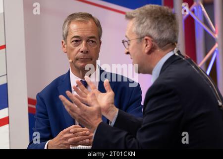 Manchester, Großbritannien. Manchester, Großbritannien. Oktober 2023. Nigel Farage interviewte in GB News. Am dritten Tag der konservativen Konferenz zeigten sowohl Nigel Farage als auch Priti Patel ihre Gesichter, obwohl das Partyvideo auf X (Twitter) erschien. Auch Tausende schlossen sich dem BMA-Protest am St. Peters Square Manchester an, gleich außerhalb des Konferenzbereichs. Zu den Demonstranten gehörten auch Anti-Dachs-Keulungen und Karikaturen von Rishi Sunak, Liz Truss und Ministern. Manchester. Quelle: GaryRobertsphotography/Alamy Live News Stockfoto