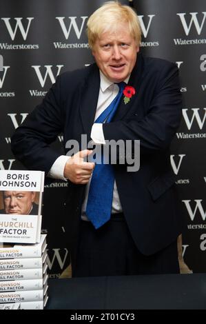 London, Großbritannien. Oktober 2014. Der Londoner Bürgermeister Boris Johnson veröffentlicht sein neues Buch „The Churchill Factor“ über den ehemaligen Premierminister Winston Churchill in W Stockfoto