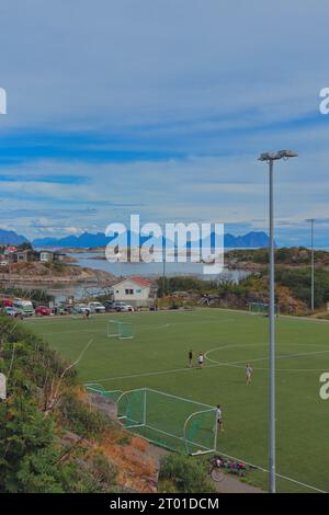 Henningsvaer Fußballplatz. Lofoten-Inseln. Foto aus Henningsvær, Norwegen im August 2023 Stockfoto