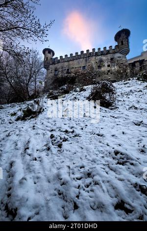 Die mittelalterliche Burg von Campo im verschneiten Winter. Campo Lomaso, Giudicarie, Trentino, Italien. Stockfoto