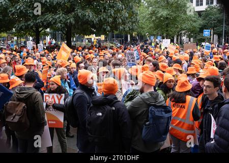 St. Peter’s Square, Manchester, Großbritannien. Oktober 2023. NHS Junior Doctors and Consultants protestieren vor der Konservativen Parteikonferenz und fordern eine Gehaltserhöhung von 35%. Credit Mark Lear / Alamy Live News. Stockfoto