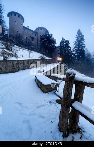 Die mittelalterliche Burg von Campo im verschneiten Winter. Campo Lomaso, Giudicarie, Trentino, Italien. Stockfoto